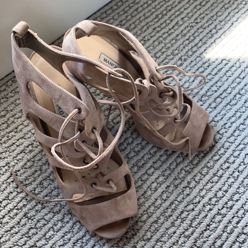 Size 6 Manolo Blahnik Suede heels.